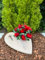 Grabgesteck mit roten Rosen Grabschmuck Gesteck Blumengesteck mit Kunstblumen in Form eines Herz aus Holz