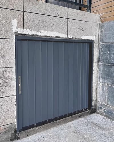 Jievmrs Falttür Aluminium-Falttür für Kleine Türen, Schiebe-Falttür für Dachboden, Speisekammer und Keller, Sicherheitspanel für Einziehbare Fliegengittertür im Akkordeon-Stil(28x32in(70x81cm))