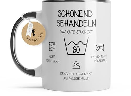 Amari ® Tasse Schonend Behandeln (60) – Lustiger Kaffeebecher mit Wäscheetikett-Spruch – Witzige Tasse als Geschenk für Männer oder Frauen – Humor Becher Büro Alltag Geschenkidee