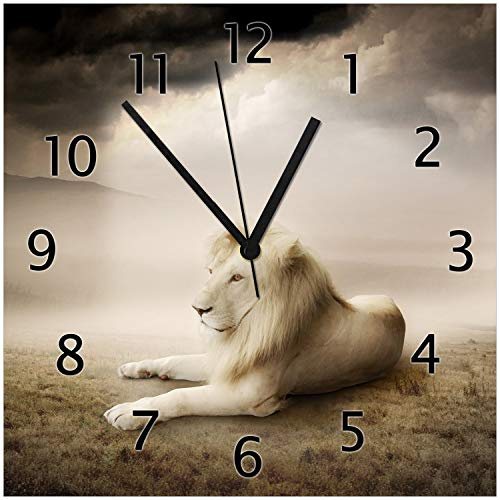 Wallario Design-Wanduhr Stattlicher ruhender Löwe in Afrika in Sepiafarben aus Glas, Motiv-Uhr Größe 30 x 30 cm, Schwarze Zeiger