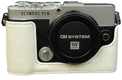 SundayZaZa Mezza custodia per fotocamera Olympus Pen E-P7, in pelle PU, apertura inferiore, con treppiedi e tracolla, bianco, Compatto