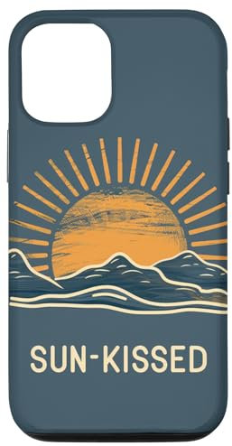 Hülle für iPhone 15 Schönes Outfit mit Sonnenuntergang und Blick auf die Berge