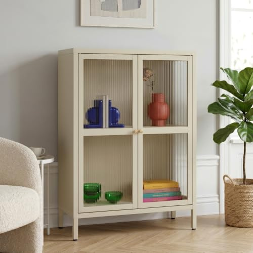 [en.casa] Kommode Säkylä Sideboard Schrank Mehrzweckschrank mit Glastüren geriffelt 84 x 64 x 35 cm Vitrinenschrank Wohnzimmer Metallschrank Kamelfarben