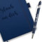 Jolis Papiers Personalisierter 2-in-1-Stift mit liniertem A5-Notizbuch, 160 Seiten – 90 g/m elfenbeinfarbenes Papier – Lesezeichen, elastischer Verschluss – Soft-Touch-Einband (Marineblaues Jahr, 1)