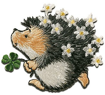 Catch the Patch Margaret Sherry Igel mit Kleeblatt - (Größe: 4,6 x 4,8 cm) – Aufbügler & Applikationen in verschiedenen Größen – Ideal für Kleidung, Schulranzen, Jeans & Rucksäcke