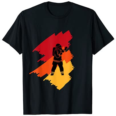 Feuerwehrmann mit Helm, Schutzanzug und Maske Ausrüstung T-Shirt
