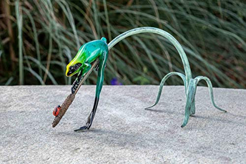 IDYL Bronze-Skulptur Grüner Frosch auf einem AST | 15x12x28 cm | Tierfigur aus Bronze handgefertigt und mailliert | Garten -Wohnbereich - Teich-Dekoration | Hochwertiges Kunsthandwerk | Wetterfest