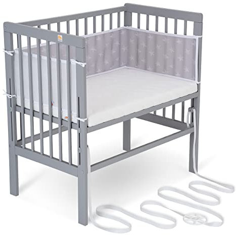 FabiMax Baby Beistellbett für Boxspringbetten, stufenlos höhenverstellbar, Buchenholz massiv, grau lackiert (Matratze Comfort, Weiße Sterne)