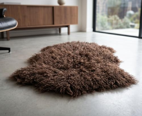 Kuhfelle Online & Nomad Tibet Lammfell 60 x 100 cm – echtes tibetisches Schaffell mit Langen Locken – in Beige, Weiß, Grau, Weinrot, Rosa & Braun – weiches Deko Fell für Sofa, Bett & Wohnraum (Braun)