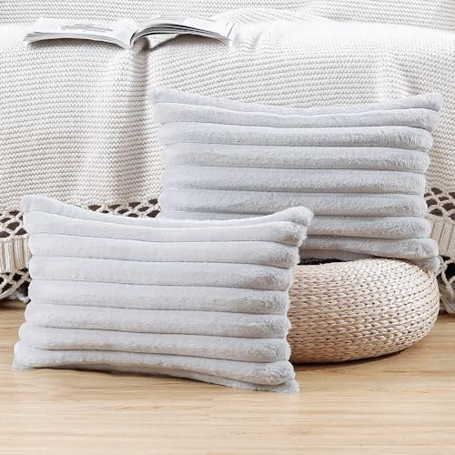 Madizz 2er Set Kunstpelz Plüsch Dekorative Kissenbezüge Flauschig Gestreifte Weich Dekorative Kissenbezug für Sofa Schlafzimmer Kissen Shell Hellgrau 30 x 50 cm
