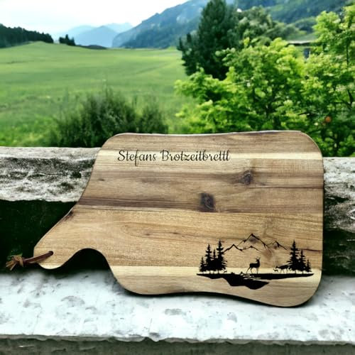 personalisiertes Schneidebrett mit Griff und Lederband aus Akazienholz, Motiv Berge mit Hirsch und deinem Wunschtext, das perfekte Geschenk für die rustikale Brotzeit, ca. 37,5 x 23 x 1,5 cm,