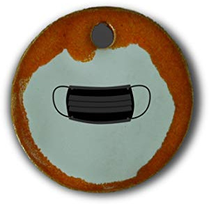 Schöner Keramik-Anhänger „Atemschutzmaske“ in orange marmoriert; Schmuck Kette Kettenanhänger Geschenk Kunsthandwerk Keramik rund Talisman Halskette Aufmerksamkeit Mitbringsel individuell