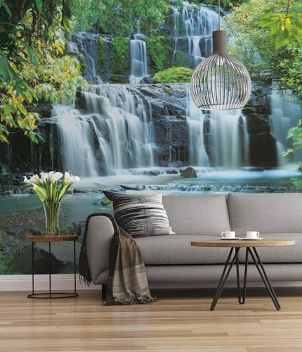 Komar 256-DV3 Vlies Fototapete PURA KAUNUI Falls Tapete, Wand Dekoration, Wasserfall, Wald, Fluss, Wasser-256-DV3, bunt, 300 x 250 cm (Breite x Höhe)