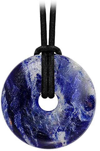 Kaltner Präsente Edelstein Halskette mit Anhänger/Sodalith/Lederband mit Donut Anhänger/Hochwertiger Edelsteinanhänger mit Lederkette/Ø Edelsteindonut 30 mm