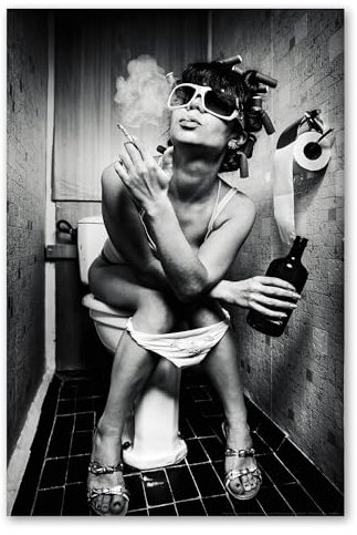 Postereck - 0423 - Hochwertiges Poster Party Girl Schwarz-Weiß | Frau mit Alkohol und Zigarette auf Toilette Poster | Freche Gäste WC Deko | Bild Badezimmer | - Poster - DIN A2-42,0 cm x 59,4 cm