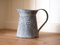 Krug – Deko-Krug im Acanthus-Stein-Stil – Steingrauer Metall/Blechkrug im Vintage-Stil