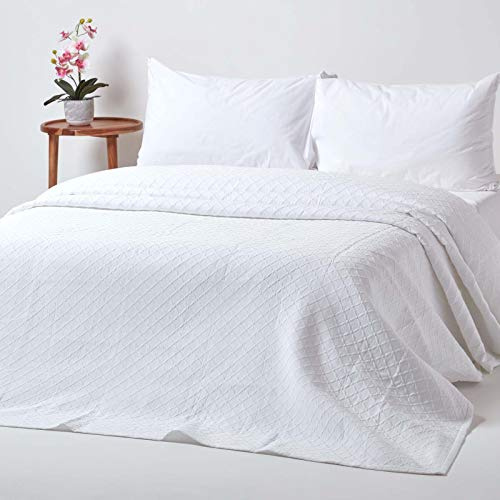HOMESCAPES White Cotton Rich Metelassé Textured Bedspread with Diamond Pattern, Single