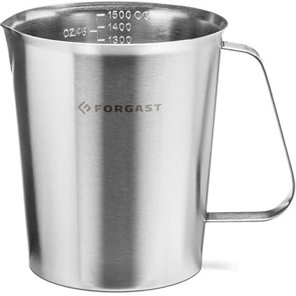 Forgast Edelstahl Krug mit Messbecher | 1,5L Liter | Metallkrug | Milchkanne | für Milch, Wasser, Limonade, Cocktails und Saft, (FG11028)