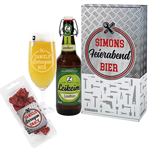 Herz & Heim® Bier Geschenkset mit schickem Werkzeug Motiv & 2 Zeilen Wunschtext / 0.5l Leikeim Flasche, gravierte Pilstulpe und Wurstsnack Set