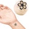 LaDot Tattoo für Kinder und Erwachsene, temporäre hautfreundliche fake Tattoos, Tattoo-Stempel ohne Nadeln für Körper und Arm, wasserfest, Keramikstempel Blume