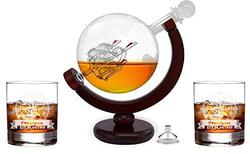 FORYOU24 Whiskeykaraffe im Globus Design + 2 Whiskygläser mit Gravur - Weltkugel Dekanter aus Glas mit Segelschiff Dekor - Scotch Decanter - 850ml