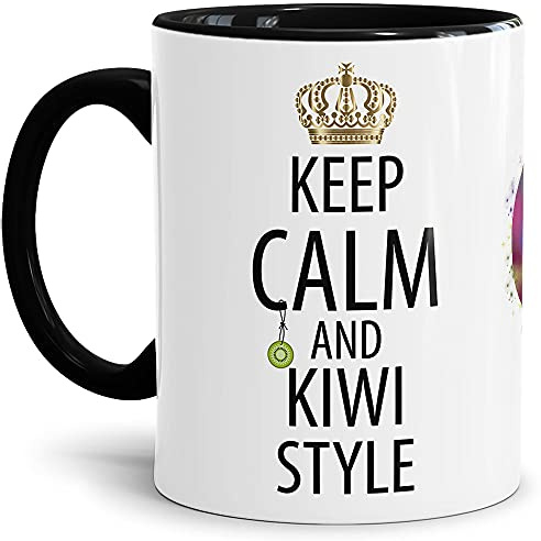 Keramik Tasse mit Spruch - Kiwi Tasse - Keep Calm and Kiwi Style - Geschenkideen für Familie, Freunde und Kollegen - Innen & Henkel Schwarz, 300 ml