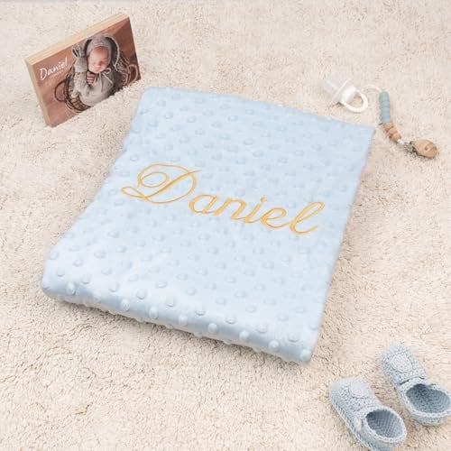 Wanapix | Personalisierte Babydecke mit gesticktem Namen | Farbe Blau | Zarte bestickte Decke 80x110 cm | Weicher samtiger Griff und erhabene Punkte