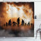 ABAKUHAUS Halloween Duschvorhang, Zombies Misty, Stoffliches Gewebe Badezimmerdekorationsset mit Haken, 175 x 180 cm, Orange Schwarz