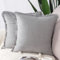 Madizz 2er Set Kissenbezügen aus Wildleder mit Fransenquasten Weiche dekorative Kissenbezüge für Sofa Schlafzimmer Kissenhülle Hellgrau 65x65 cm Quadrat