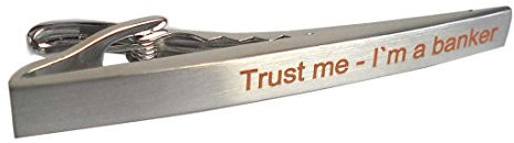 Banker Krawattennadel Klammer: Trust me - I'm a banker Gravur bräunlich! - inkl. Geschenkbox - Accessoire für die Seidenkrawatte