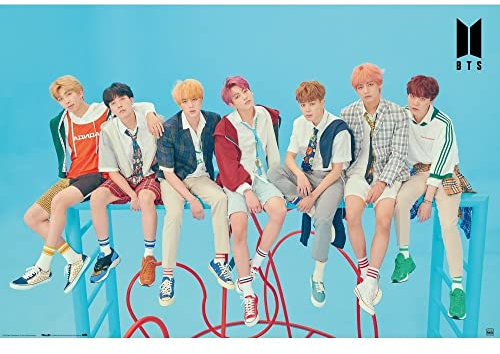 Grupo Erik BTS Poster - Blue Poster - Kunstdruck - Deko Wohnzimmer oder Deko Schlafzimmer - Deko Zimmer - Größe : 61 x 91 - Offizielle Lizenz - BTS Fanartikel - Be Army!