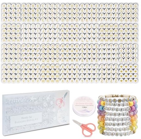 FZIIVQU 1450 Stück Buchstabenperlen-Set, 4 x 7 mm, goldene Acryl-Alphabet-Perlen, Buchstabenperlen für Schmuckherstellung, Zahlenperlen, Herzperlen, Freundschaftsarmband,