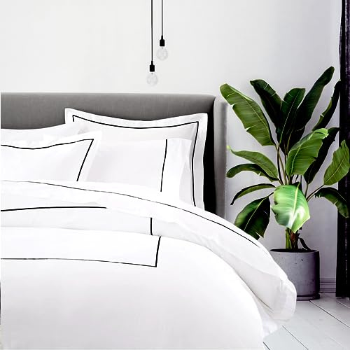 BEDLAM XL-Bettwäsche-Set für Doppelbetten – 3-teiliges Bettwäsche-Set aus 100 % Baumwolle, enthält einen weißen Satin-Bettbezug mit schwarzem Rand und 2 Baumwoll-Kissenbezügen, Fadenzahl 500