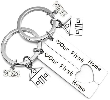 CVOZO New Home Keychains, Our First Home 2023, Maison Personnalisé Gravé Key Chain Keychain Trousseau Acier Inoxydable Cadeau Amoureux Saint-Valentin Anniversaire Noël Femme Homme