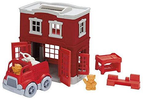 Green Toys 8601156, Spiel-Set Feuerwache mit Feuerwehrauto und 2 Figuren, für Kinder ab 24 Monaten, 8-teilig