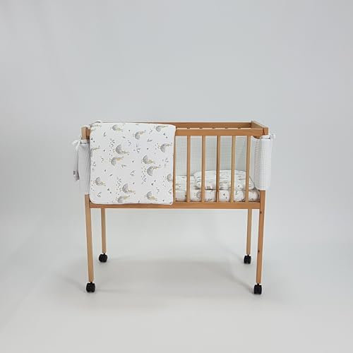 Kinderbett MINI Beistellbett,Stubenwagen 80x40cm, braun Matratze und Bettwäsche| Leisen Rädern, Verstellbares Tragbares Bett für Säuglinge/Neugeborene (Weiß - Gänschen)