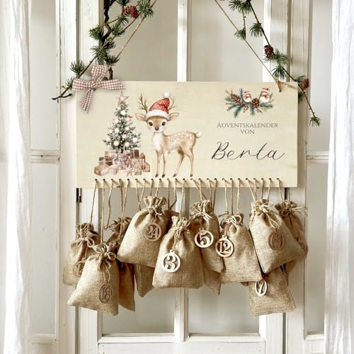Manufaktur Liebevoll Adventskalender mit Namen für Kinder zum Befüllen, personalisierter Adventskalender für Mädchen Jungen Holz DIY Weihnachtskalender Jutesäckchen Adventszahlen (Reh)