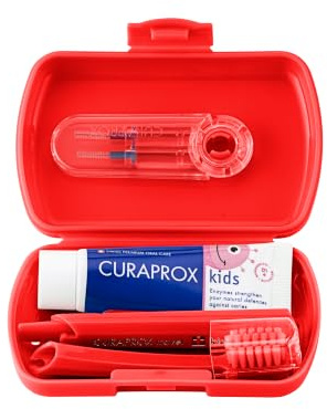 Curaprox Reiseset Kids, Rot, Swiss Made | Zahnbürste, Zahnpasta & Interdentalbürsten, Ultraweiche Curen®-Borsten, Kompaktlösung Für Kinder