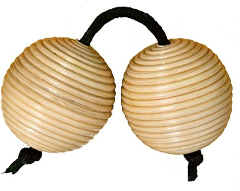 Doppel-Maraka aus Rattan – handgefertigte Percussion Rassel | Handgefertigte Doppelrassel aus Rattan mit zwei ca. 5 cm großen Klangkörpern – kompaktes Percussion- und Rhythmusinstrument.