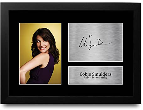 HWC Trading FR A4 Cobie Smulders How I Met Your Mother Geschenke Gedrucktes Signiertes Autogramm Foto für Fans von Fernsehshows - A4 Framed