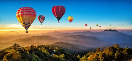 adrium Leinwand-Bild 150 x 70 cm: Bunte Heißluftballons fliegen über den Berg bei Dot Inthanon in Chiang Mai, Thailand. (116333924)