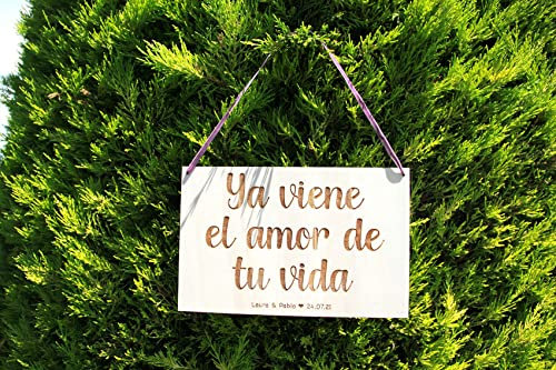 Cartel ya viene el amor de tu vida/para paje/cartel de madera/cartel para boda/cartel/boda/paje