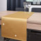 DECOOR - schmutzabweisendes Tischläufern, 40 x 140 cm, Gold, veredelt mit einem ästhetischen Rückseite auf 1 cm, verziert mit Kristallen, Gewebe 200 g/m², 100% Polyester, hergestellt in der EU