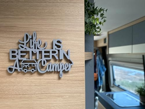 Deko-Holzschriftzug Life Is Better In A Camper - 3D Wanddekoration für Wohnmobile, Camper Vans und Wohnwagen - Schönes Geschenk für Vanlife-Enthusiasten (Grau)