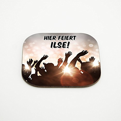Hier feiert Ilse – Untersetzer mit Namen und schönem Party-Motiv
