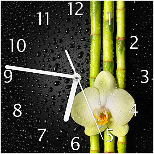 Wallario Design-Wanduhr Grüne Orchidee mit Bambus auf schwarz - Regentropfen aus Glas, Motiv-Uhr Größe 20 x 20 cm, weiße Zeiger