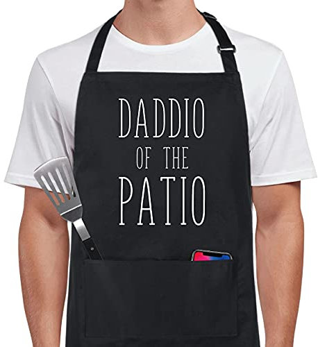 Xornis Lustige Schürze aus 100 % Baumwolle, Aufschrift Daddio of the Patio, für Herren, mit 2 Taschen, Grill, verstellbar, schwarze Schürzen, Geschenke für Papa und Vatertag