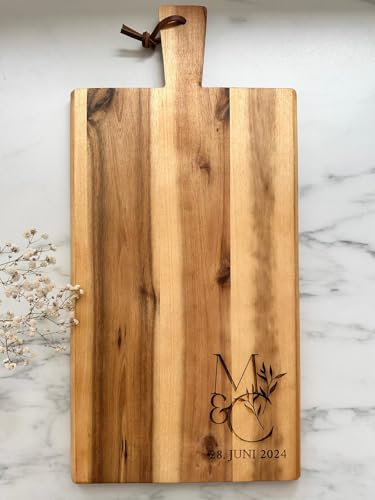 Großes Servierbrett personalisiert, aus Akazie/Olivenholz, Hochzeitsgeschenk, Paargeschenk mit Herz zur Hochzeit, die geheime Zutat ist immer Liebe inklusive Namen und Datum (Initialien +Datum)