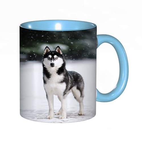 Kaffeebecher Mug,Porträt eines schwarz-weißen Siberian Husky, der vor dem blauen Schnee steht. Hunde auf dem Hin,kaffeebecher porzellan, tasse Füllmenge 330 ml - sehr interessante bedruckte Teetassen