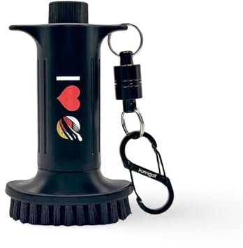 kumigolf® H3 Golf Wasserbürste, Sprühfunktion & magnetische Clips, Golfschläger Bürste und Golfclub Reiniger, Hochwertige und Starke Nylonborsten für Schlägerflächen, Rillen (Schwarze Sonderedition)